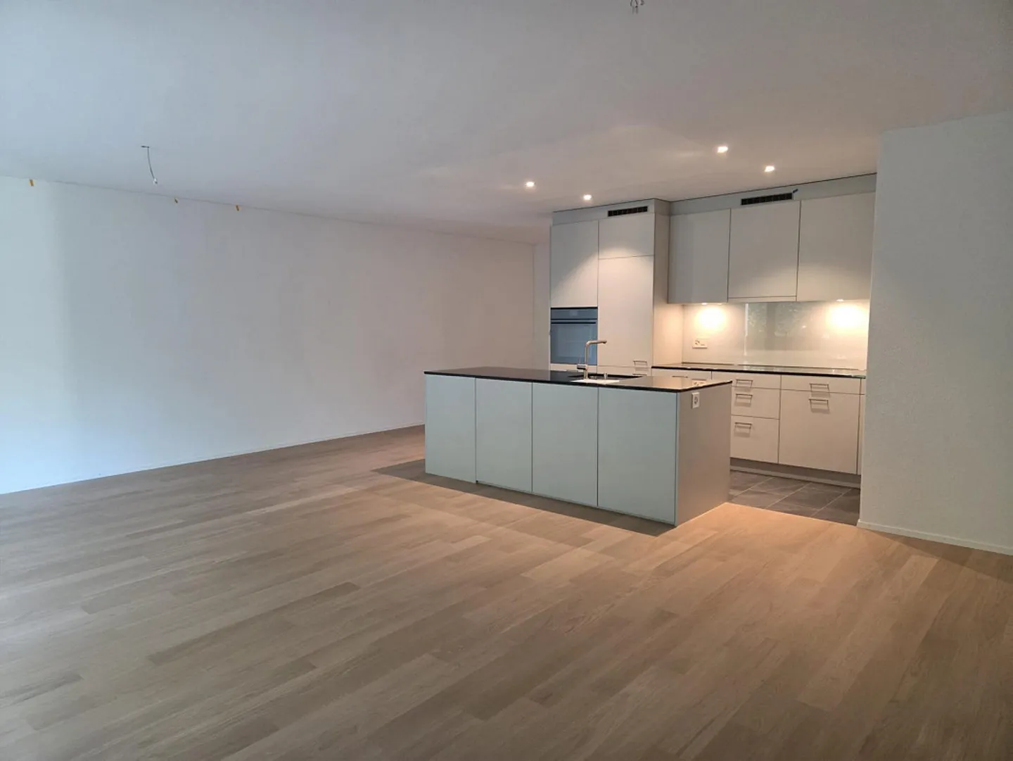 Vivere lungo il fiume: Appartamento nuovo di 2,5 stanze con grande balcone - Foto 2 di 5