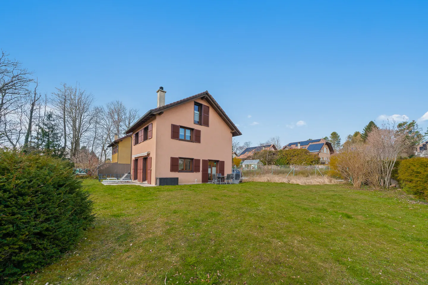 Elegante Doppelhaushälfte bei den Garagen in ruhiger Lage - Foto 1 von 15