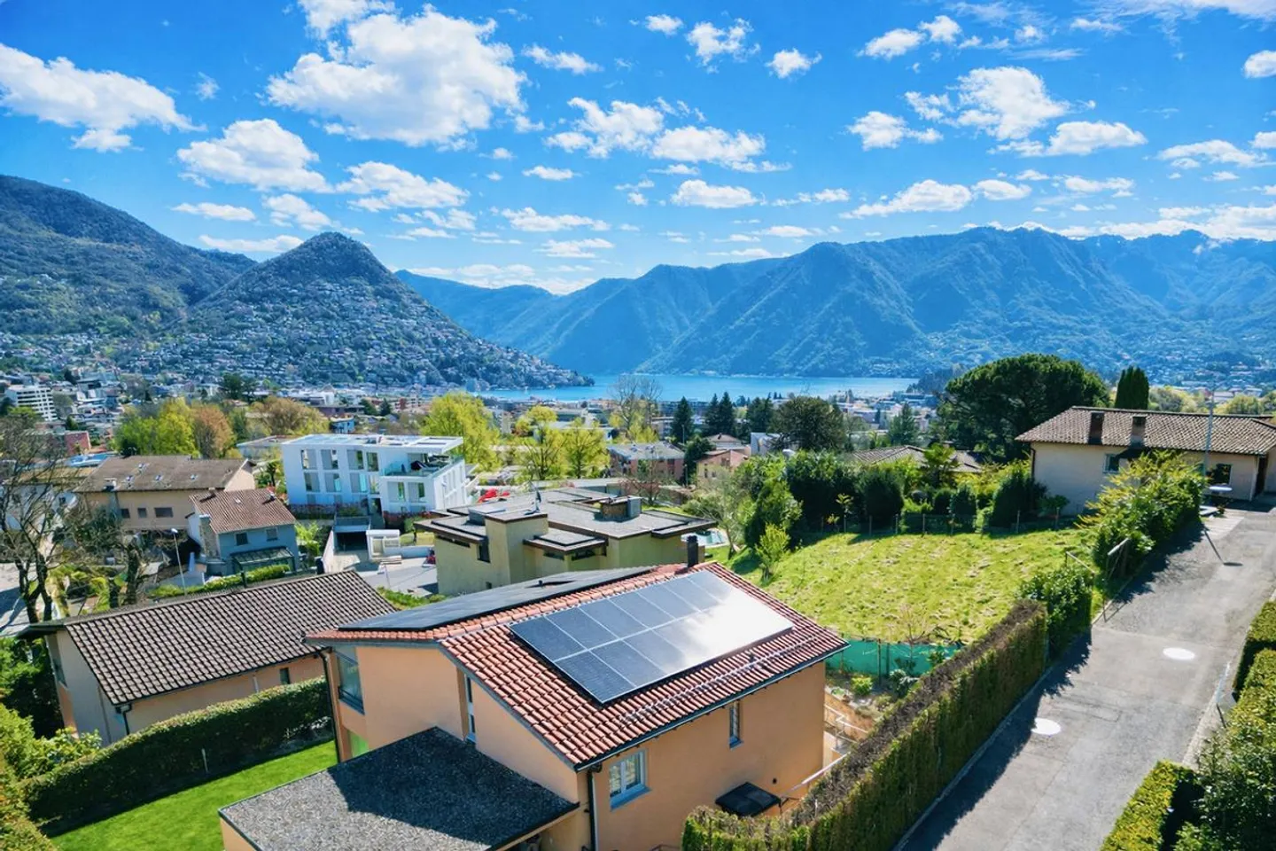 Villa Elegante con Vista Lago - Foto 1 di 27