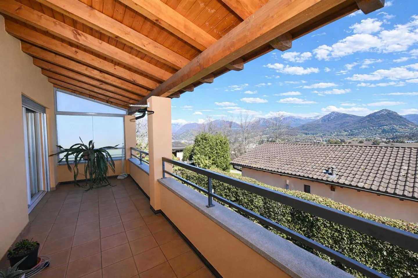 Villa Elegante con Vista Lago - Foto 5 di 27