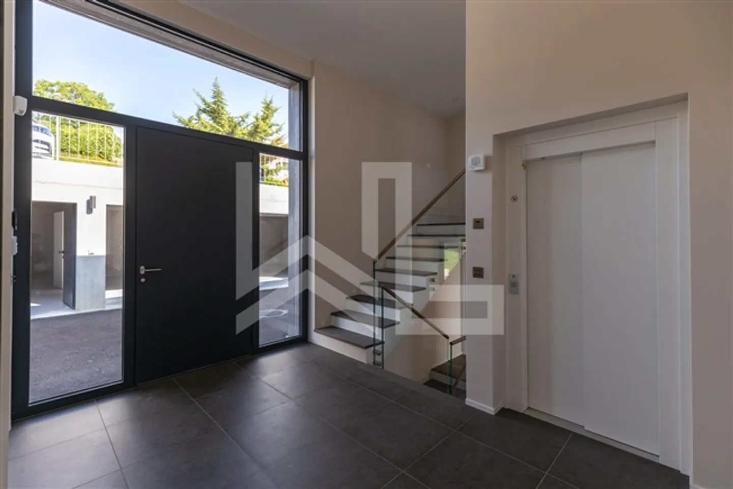 Stunning property with exceptional views of the lake and the Alps - Photo 3 of 13