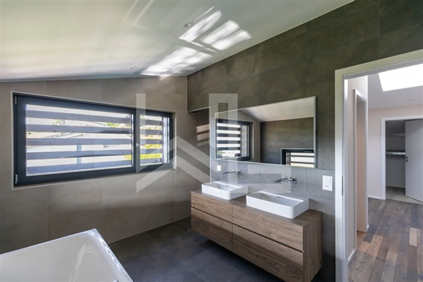 Stunning property with exceptional views of the lake and the Alps - Photo 11 of 13