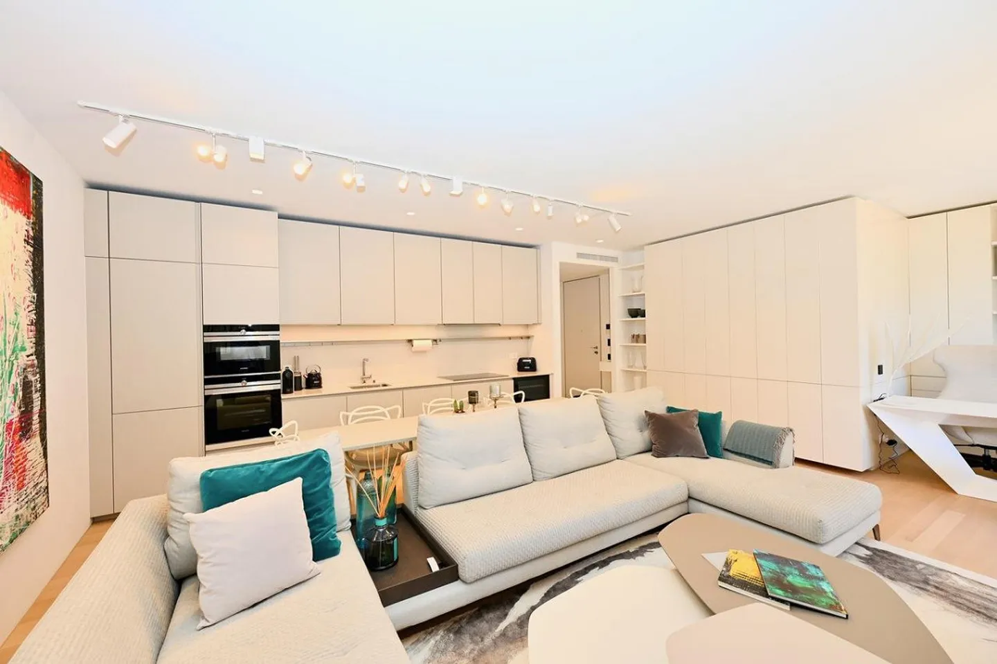 Refined Apartment in Central Location in Lugano - Photo 3 of 15