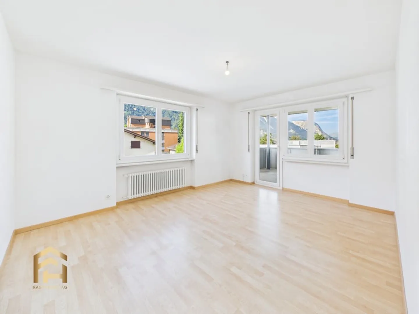Attractive 3.5 Room City Apartment with Balcony and Plenty of Space - Photo 2 of 13