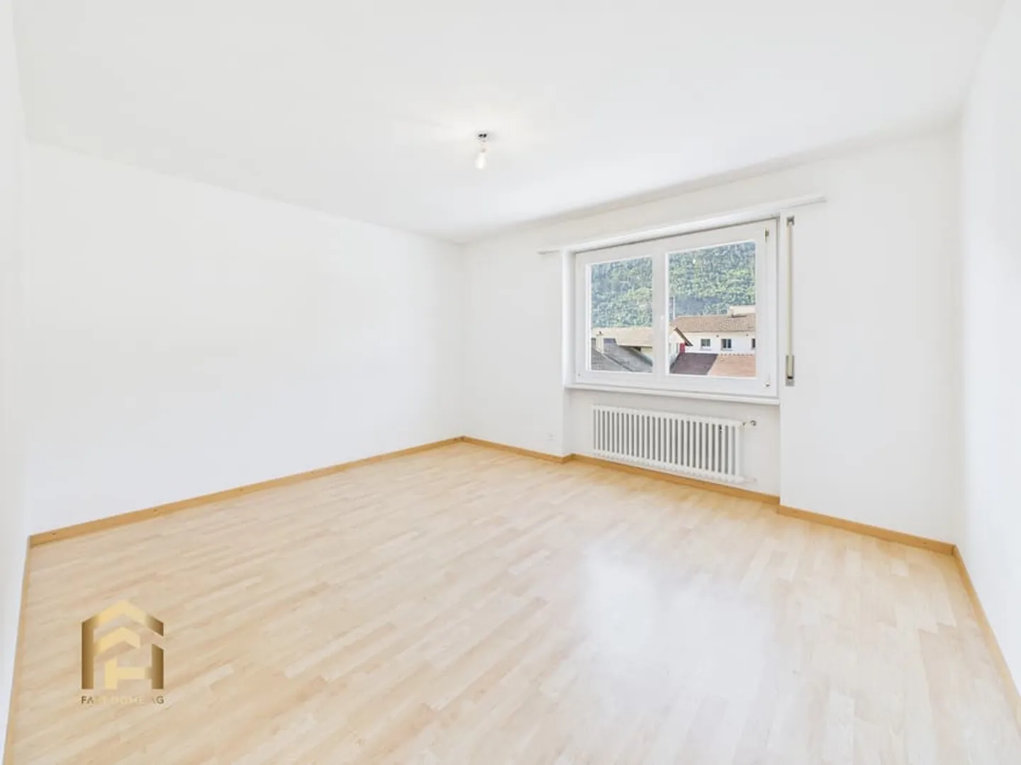 Attractive 3.5 Room City Apartment with Balcony and Plenty of Space - Photo 3 of 13