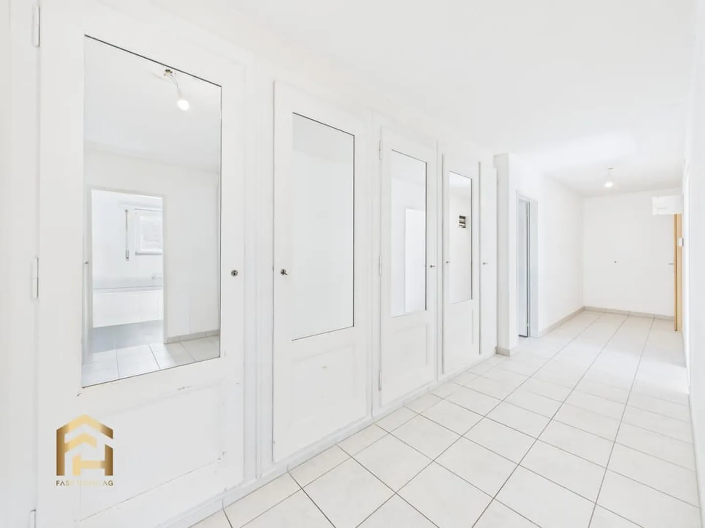Attractive 3.5 Room City Apartment with Balcony and Plenty of Space - Photo 4 of 13