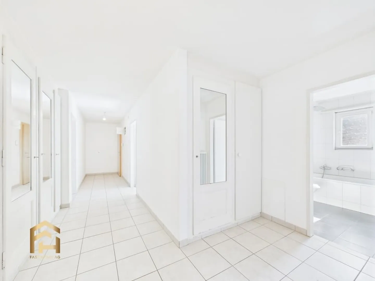 Attractive 3.5 Room City Apartment with Balcony and Plenty of Space - Photo 5 of 13