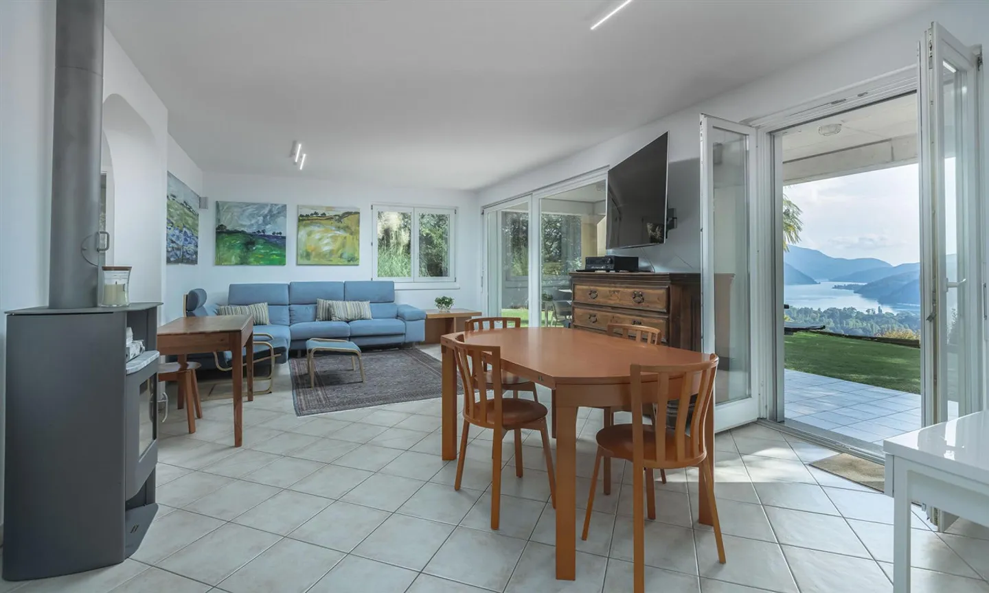 VILLA SINGLE/DOUBLE FAMILY HOUSE 7.5 ROOMS WITH LAKE VIEW IN THE LUGANO AREA - Photo 1 of 9