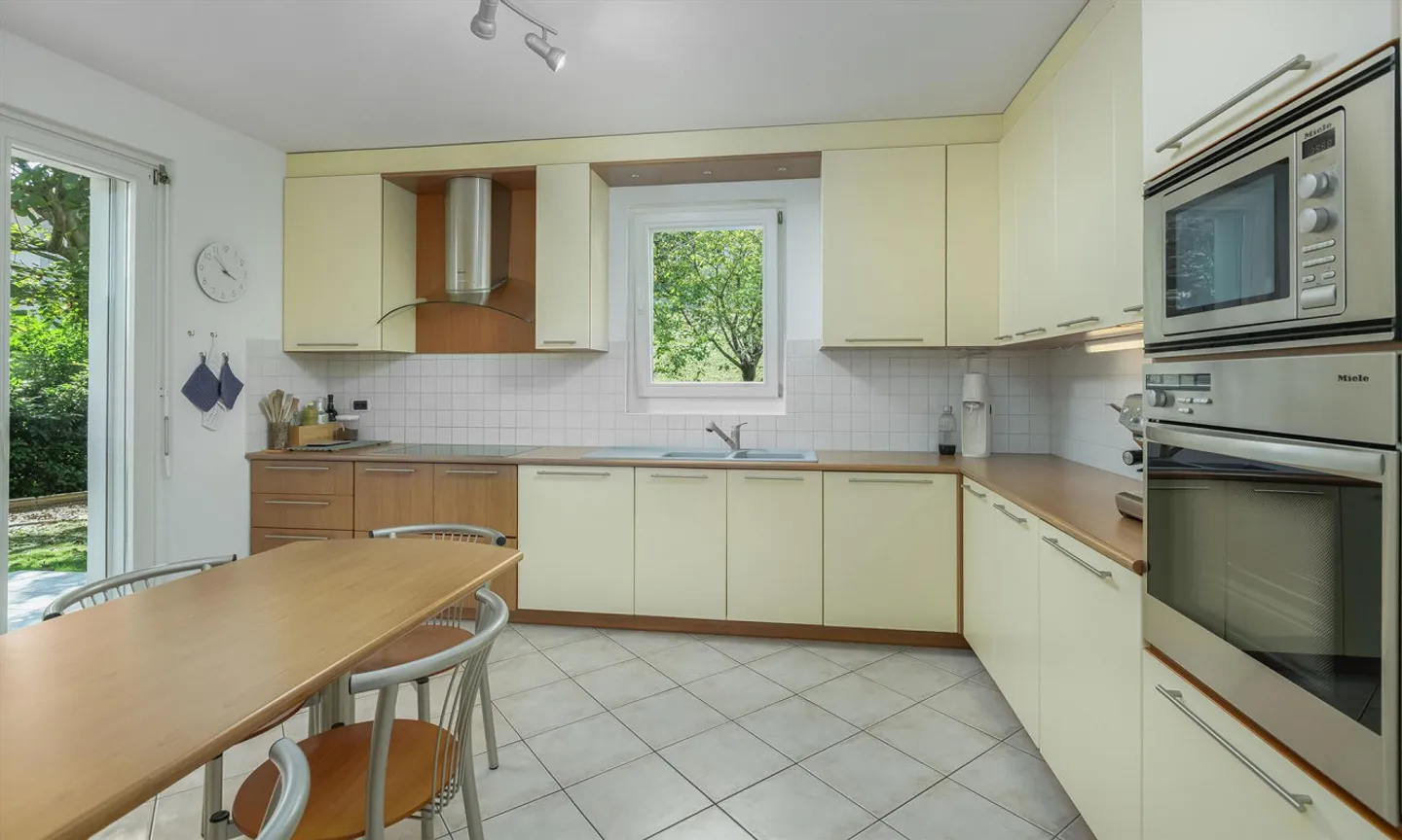 VILLA SINGLE/DOUBLE FAMILY HOUSE 7.5 ROOMS WITH LAKE VIEW IN THE LUGANO AREA - Photo 2 of 9