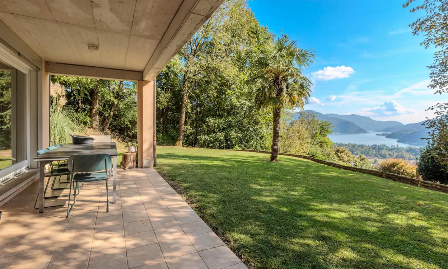 VILLA SINGLE/DOUBLE FAMILY HOUSE 7.5 ROOMS WITH LAKE VIEW IN THE LUGANO AREA - Photo 3 of 9