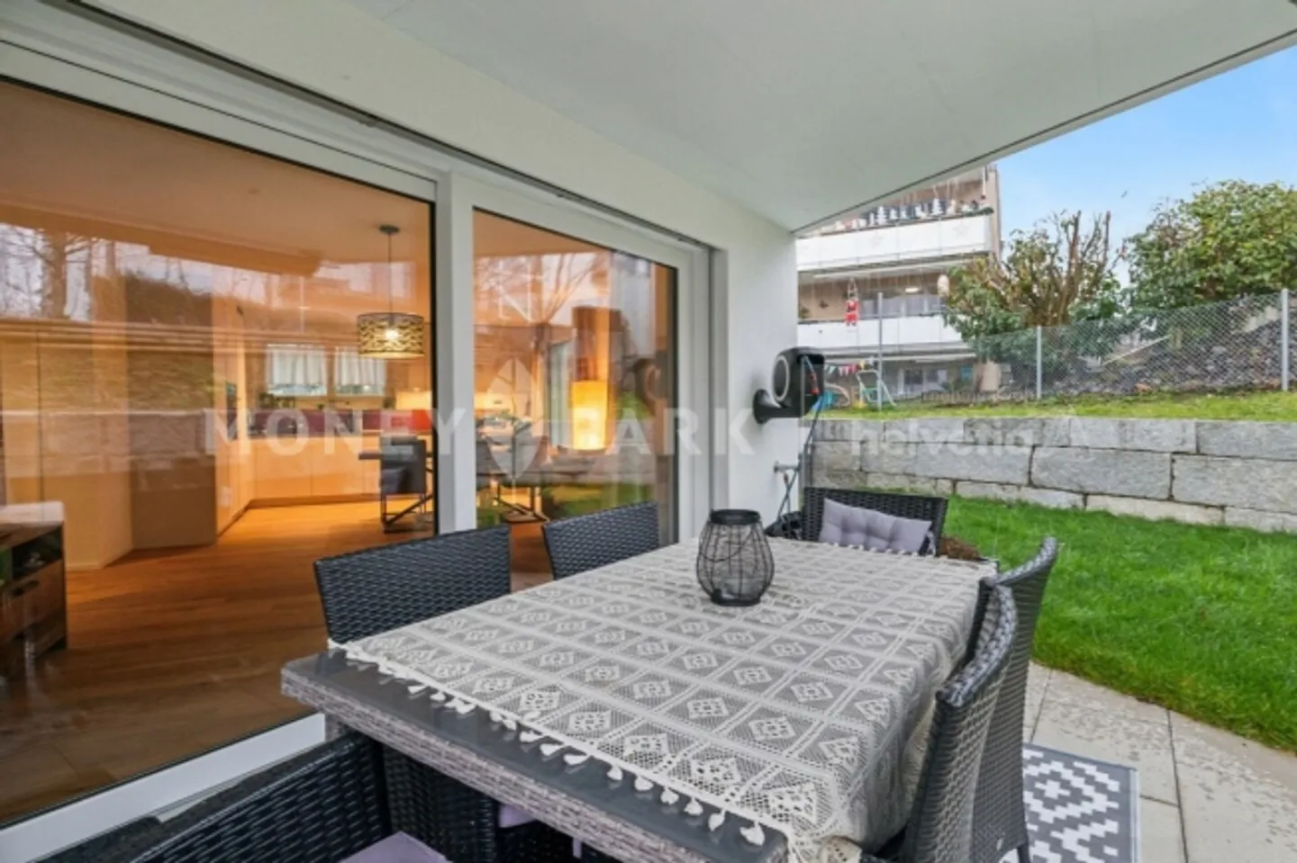 Appartamento giardino 3.5 locali quasi nuovo con giardino spazioso e area terrazza soleggiata - Foto 9 di 10