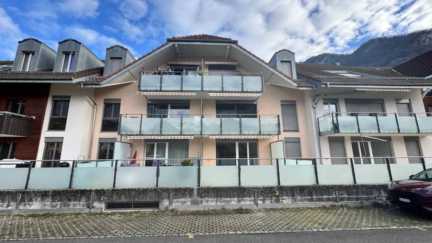 Appartement spacieux de 4,5 pièces avec terrasse - Photo 2 sur 9