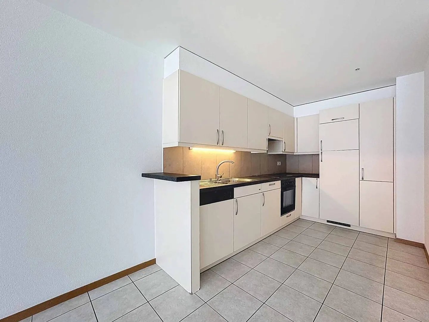 Appartement spacieux de 4,5 pièces avec terrasse - Photo 4 sur 9