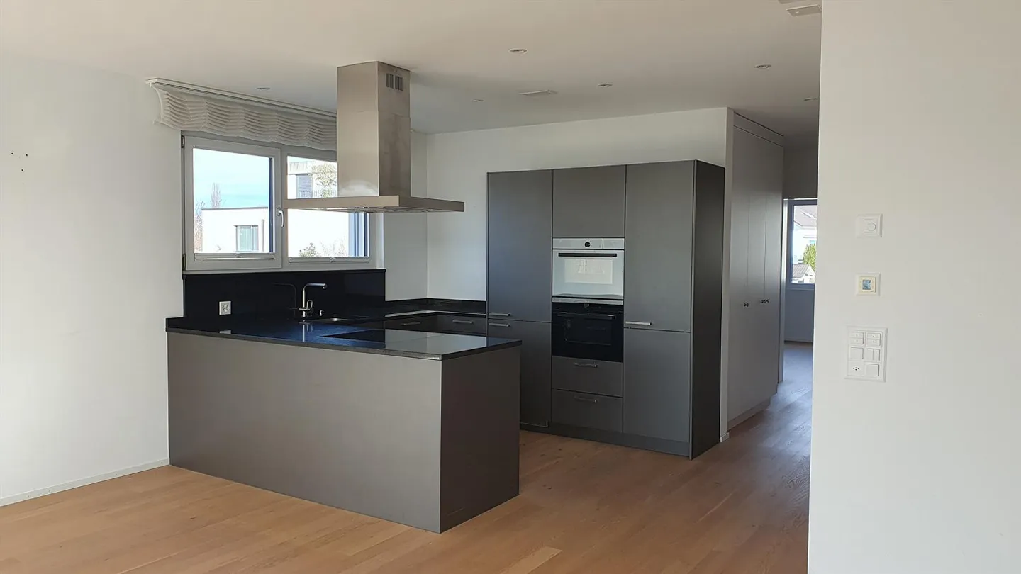 Moderne 4.5-Zimmer-Eigentumswohnung in Schul- und Seenähe - Foto 1 von 11