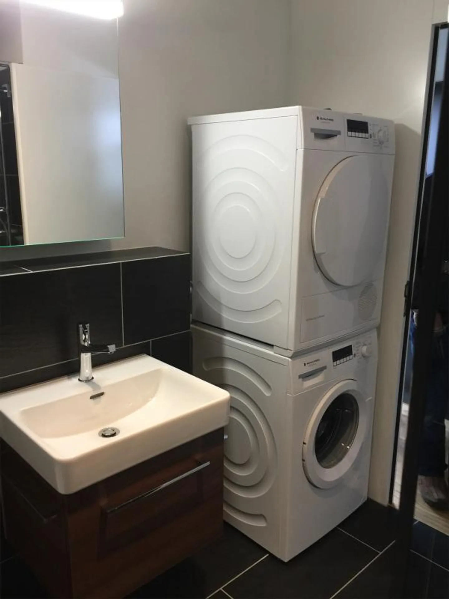 Charming Apartment - Photo 3 of 5