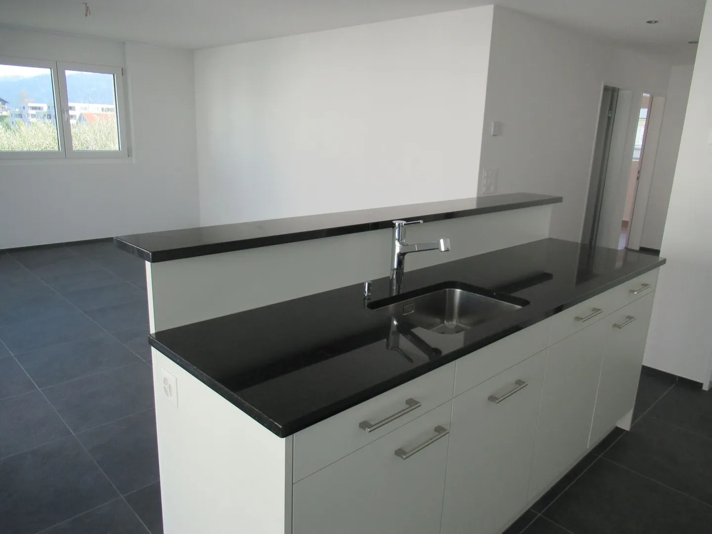 Spacious 3.5 Room Apartment - Photo 3 of 15