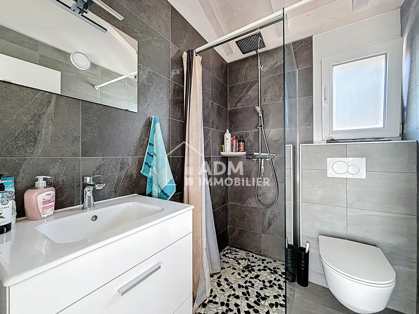 Saillon, contemporary house with 4.5 rooms and landscaped exteriors - Photo 9 of 17