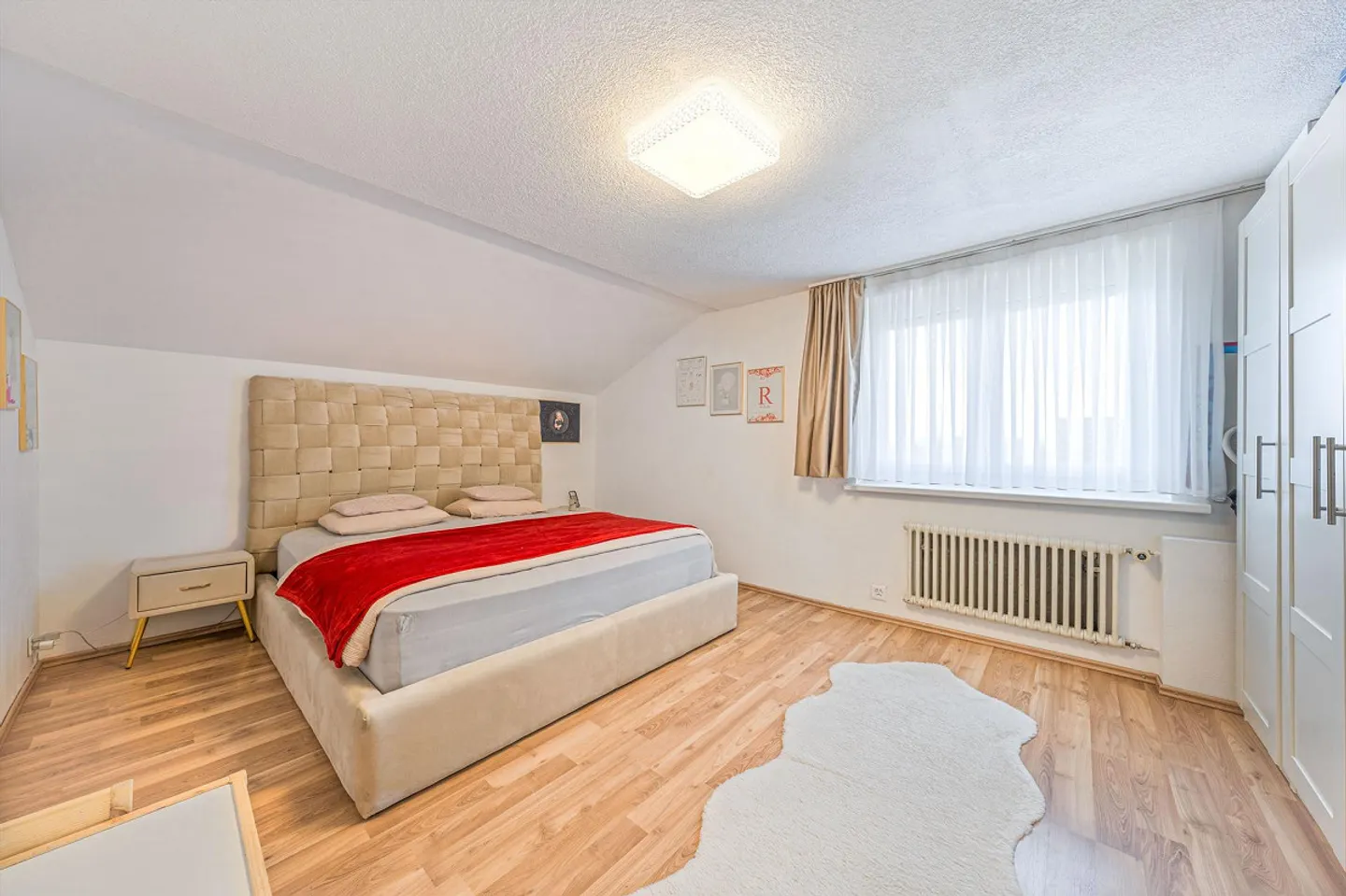 Attractive house with plenty of space and charm - Photo 4 of 12