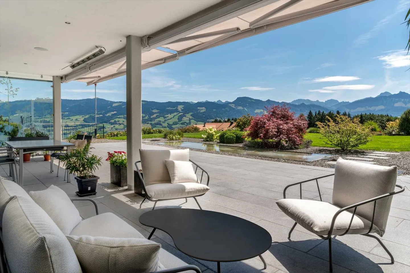 Divine 10-Room Property with Stunning Views of the Freiburg Pre-Alps for Sale in Sorens (Gruyère) - Photo 3 of 13