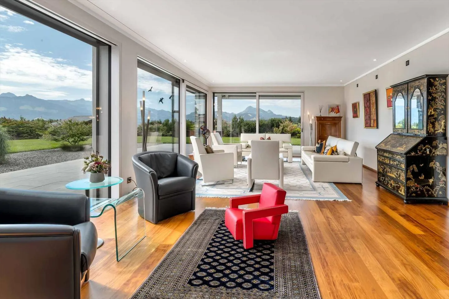 Divine 10-Room Property with Stunning Views of the Freiburg Pre-Alps for Sale in Sorens (Gruyère) - Photo 10 of 13