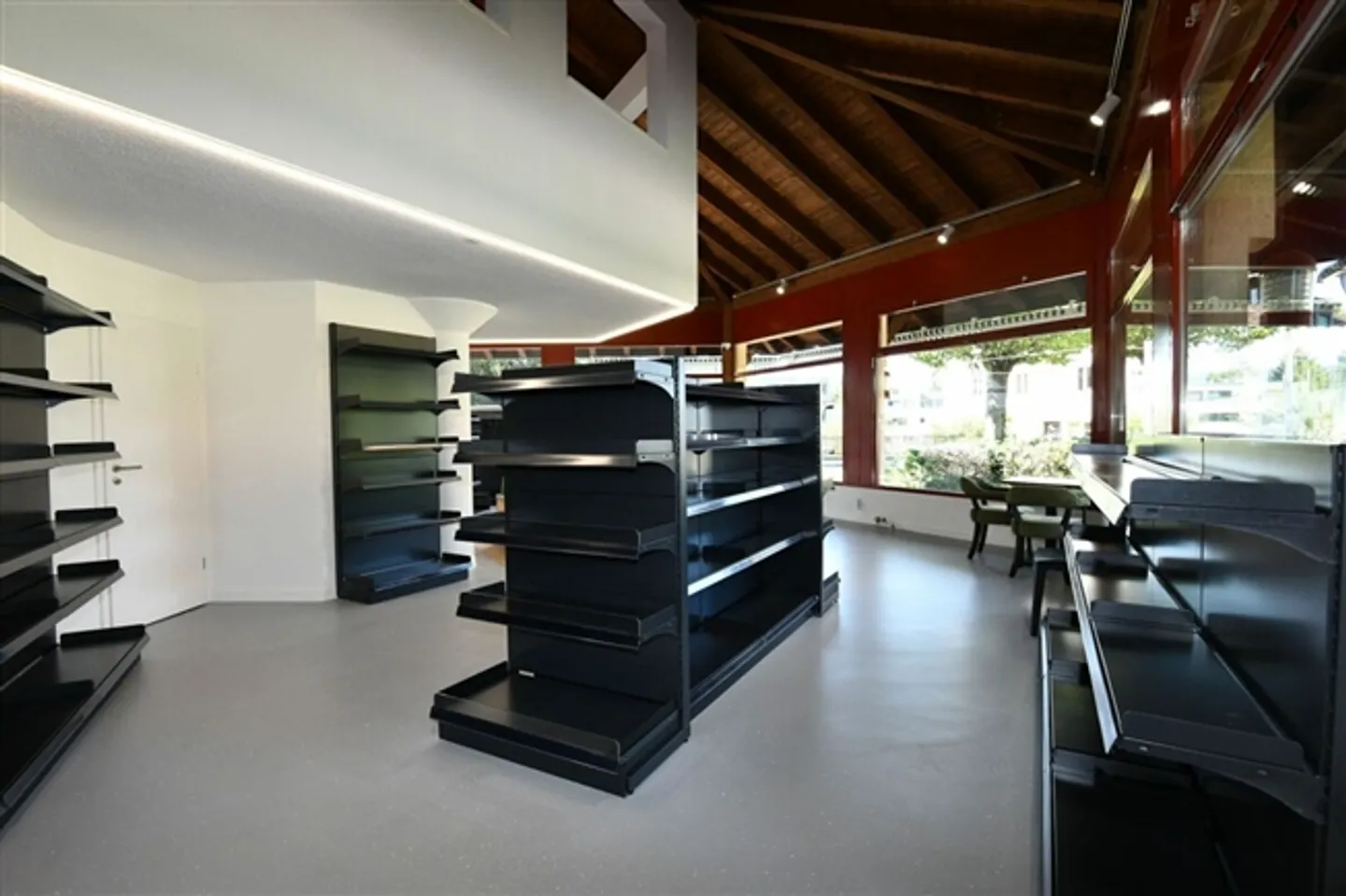 BOUTIQUE AU COEUR DE WALLISELLEN - Photo 4 sur 9