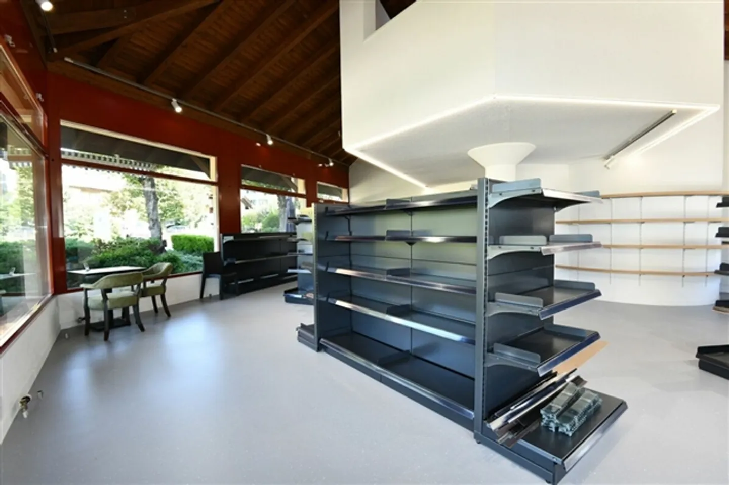 BOUTIQUE AU COEUR DE WALLISELLEN - Photo 5 sur 9