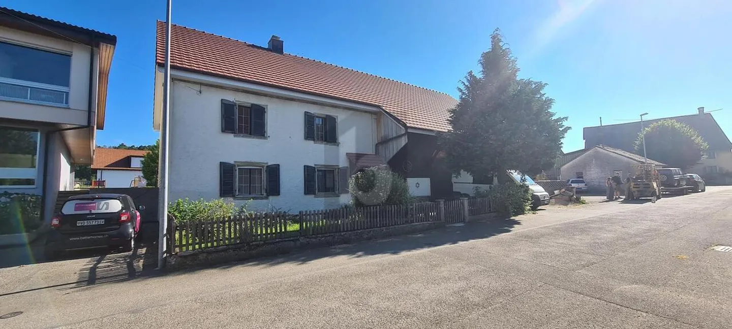 Spacious House with Garden - Photo 3 of 6