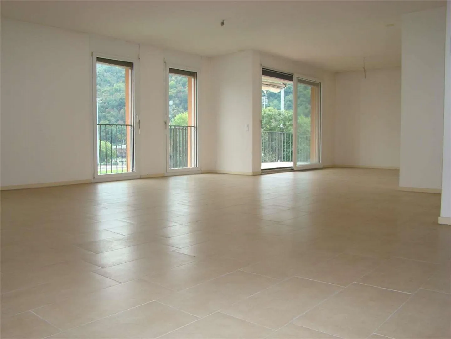 Penthouse spacieux et lumineux de 4,5 pièces à Chiasso avec vue dégagée - Photo 4 sur 13