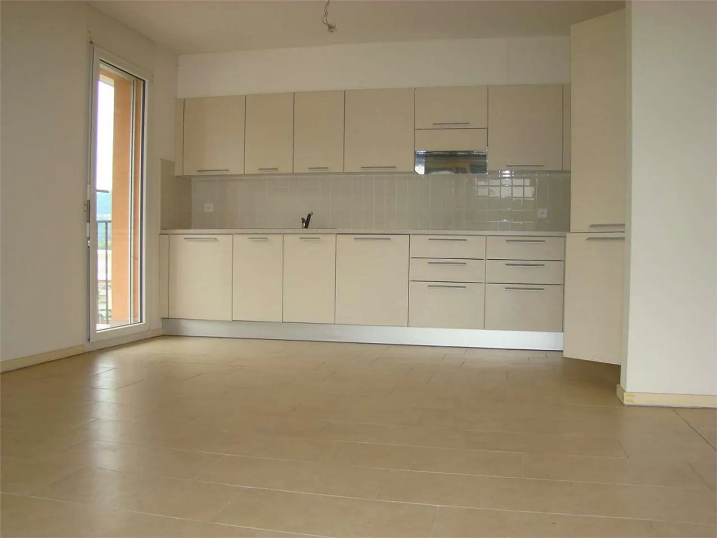 Penthouse spacieux et lumineux de 4,5 pièces à Chiasso avec vue dégagée - Photo 5 sur 13