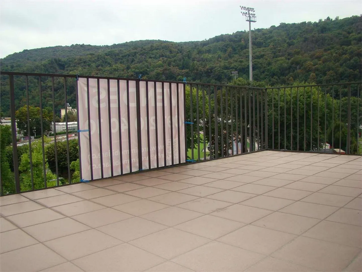 Penthouse spacieux et lumineux de 4,5 pièces à Chiasso avec vue dégagée - Photo 7 sur 13