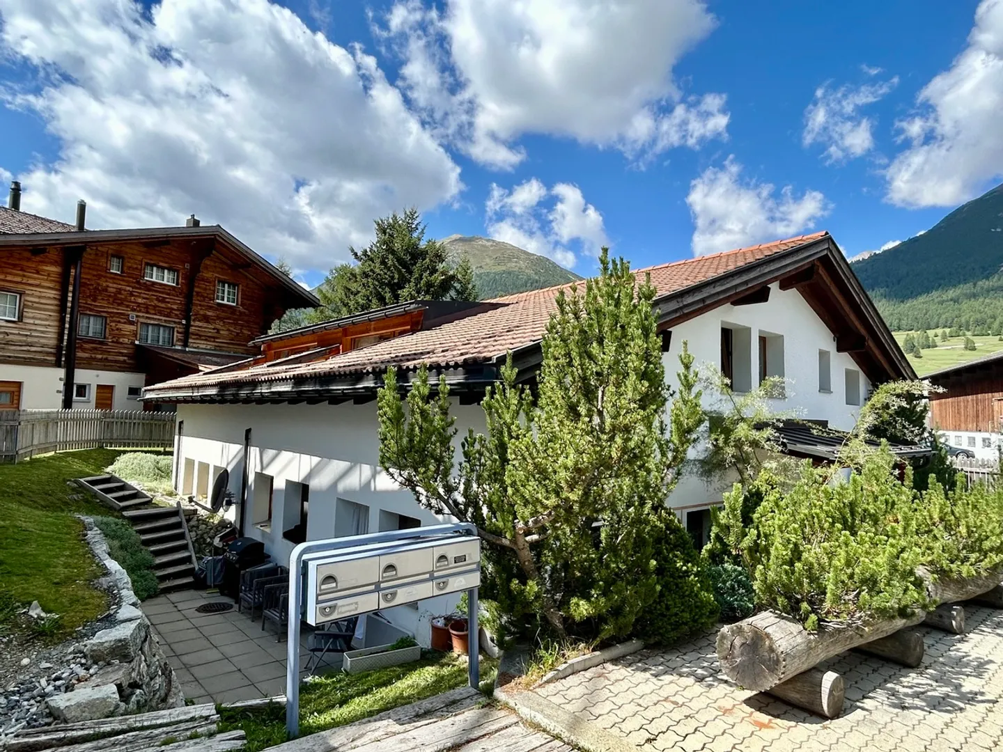 Wohnhaus mit drei Einheiten und Ausbaupotenzial - Foto 2 von 8