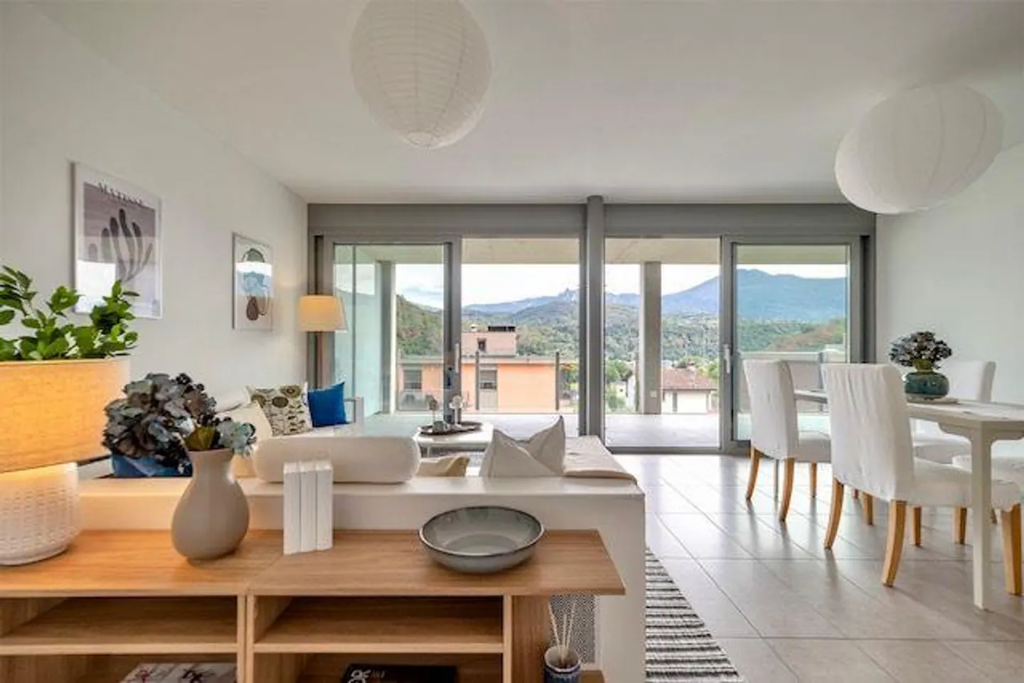 Gravesano - elegantes 2,5-Zimmer-Apartment mit großer Panoramaterrasse - Foto 1 von 27