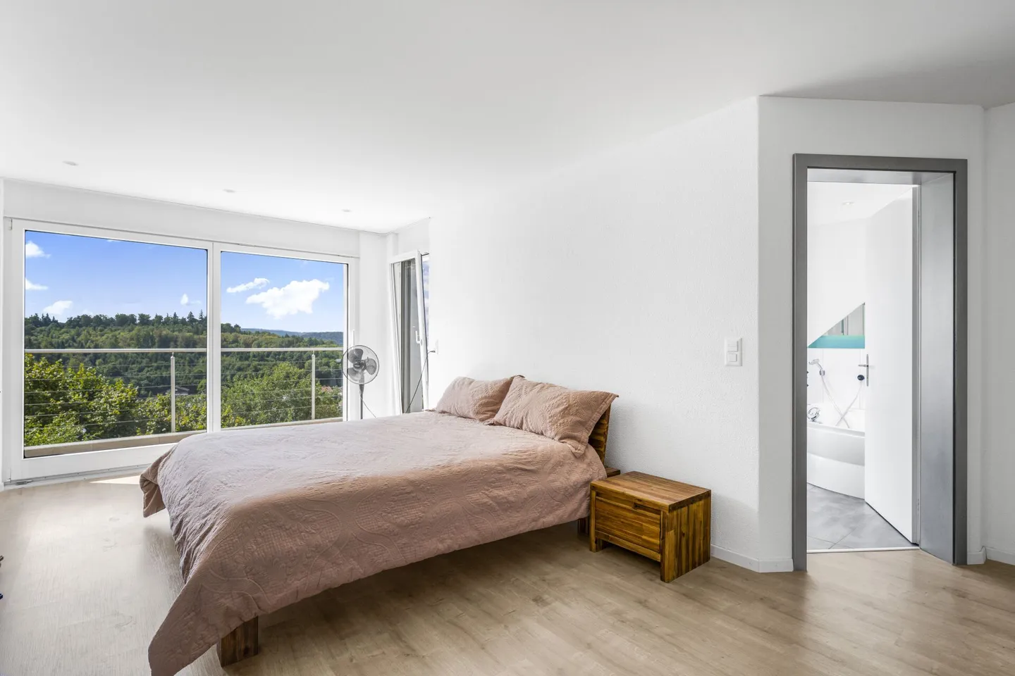 Geräumiges Haus mit atemberaubender Aussicht - Foto 7 von 18