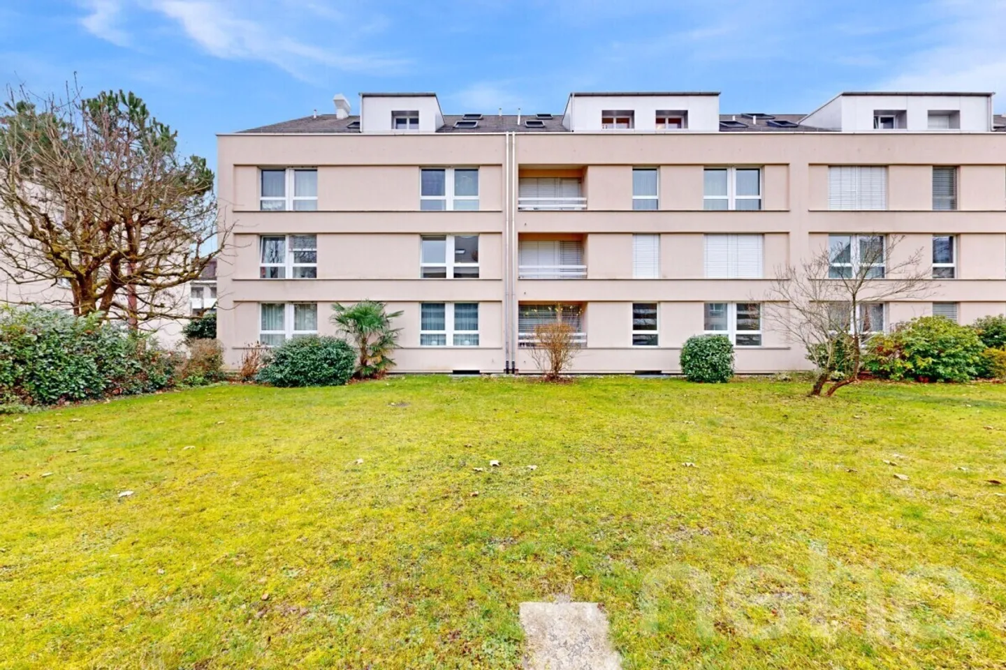 Attractive 2.5-room apartment in a central location - Photo 2 of 11