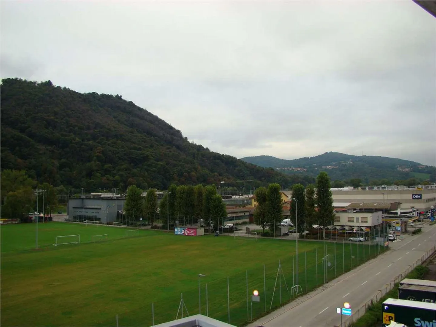 Penthouse spacieux et lumineux de 4,5 pièces à Chiasso avec vue dégagée - Photo 9 sur 13