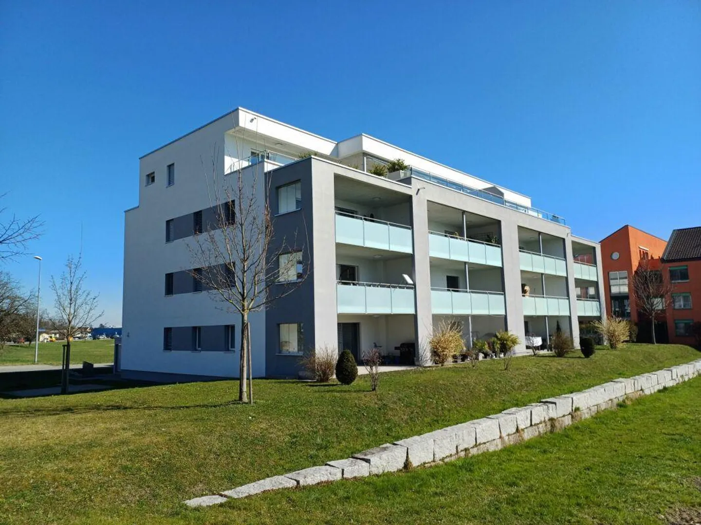 Bright 2.5 room apartment with wide views and large balcony - Photo 1 of 10