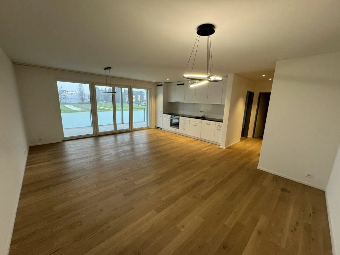 Bright 2.5 room apartment with wide views and large balcony - Photo 3 of 10