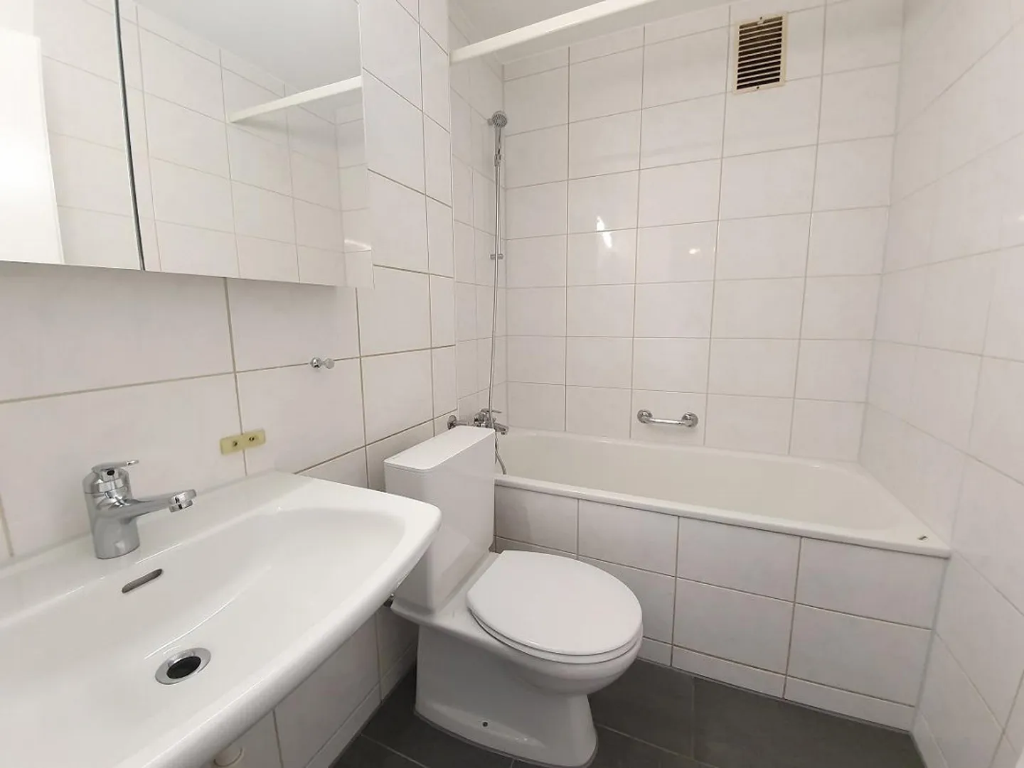 Modern, beautiful apartment in a central location - Photo 4 of 10