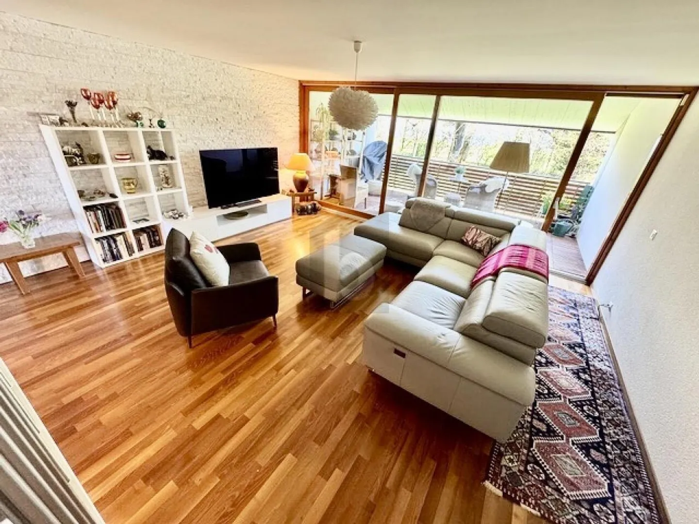 SPLENDID AND SPACIOUS WITH TWO BALCONIES - Photo 4 of 6