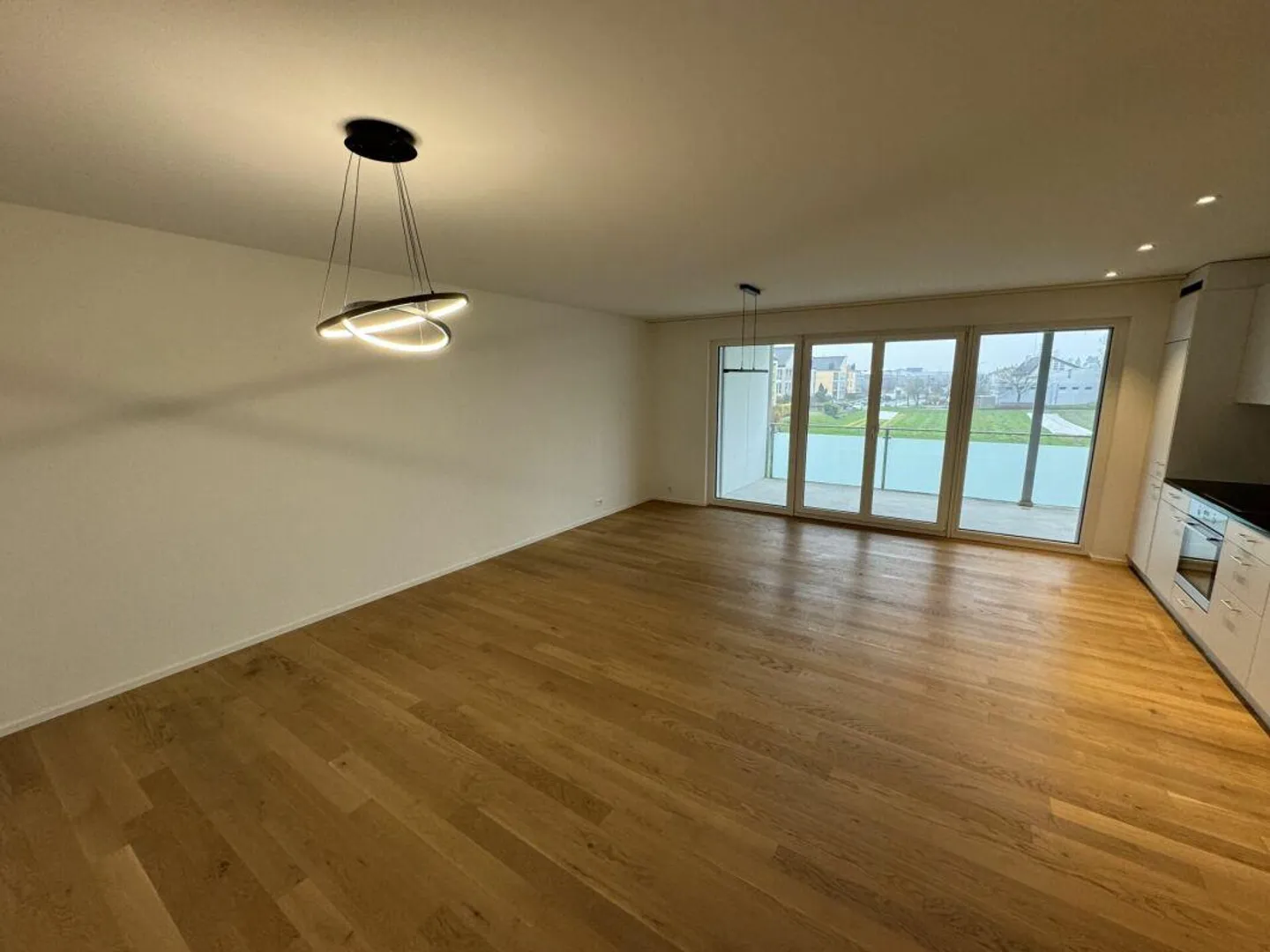 Bright 2.5 room apartment with wide views and large balcony - Photo 4 of 10