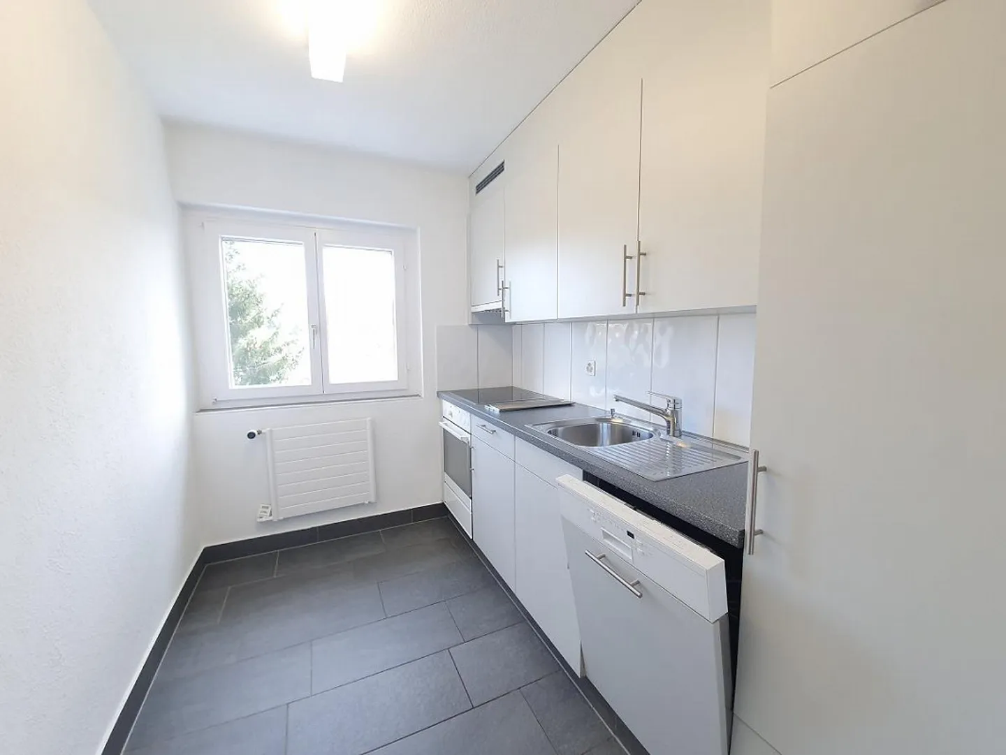 Modern, beautiful apartment in a central location - Photo 3 of 10