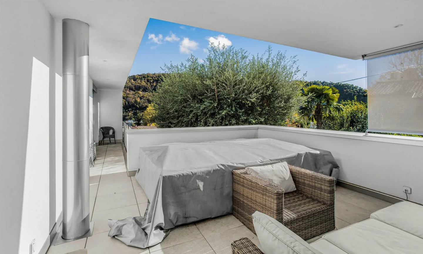 EXKLUSIVE DESIGN-VILLA MIT 6.5 ZIMMERN IN TAVERNE - TORRICELLA - Foto 8 von 9