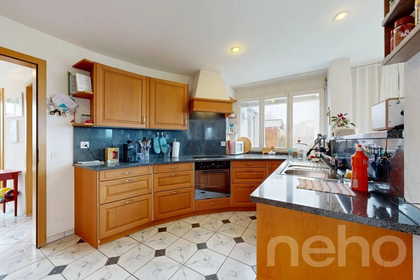 Casa unifamiliare ben tenuta con grande terreno - Foto 3 di 10