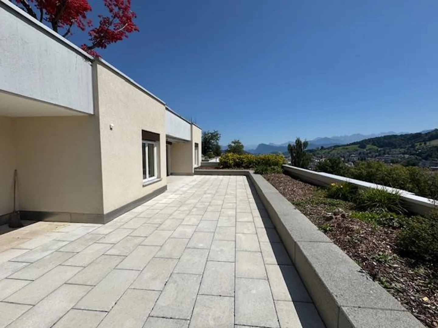 Incantevole casa a terrazza di 5 1/2 stanze in posizione top a Kriens - Foto 3 di 13