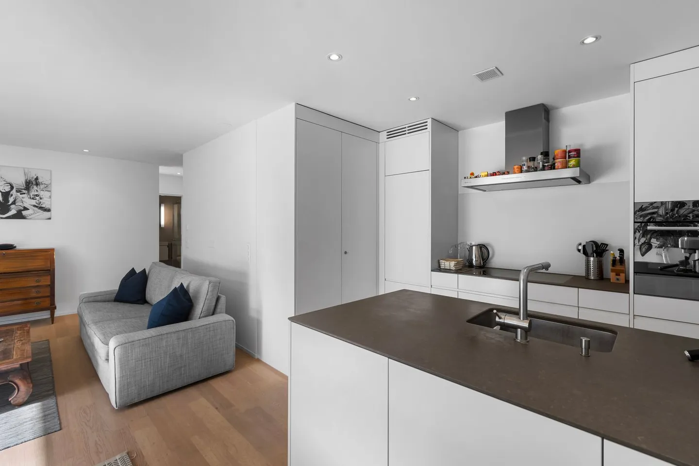 Appartement élégant de 2,5 pièces – prix incluant une place de parking, une salle de loisirs et un grand compartiment de cave - Photo 10 sur 14