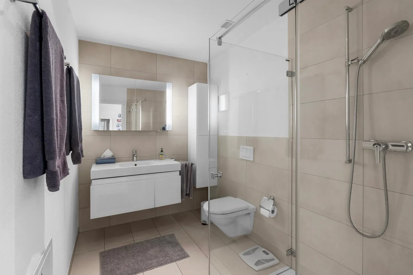 Appartement élégant de 2,5 pièces – prix incluant une place de parking, une salle de loisirs et un grand compartiment de cave - Photo 11 sur 14