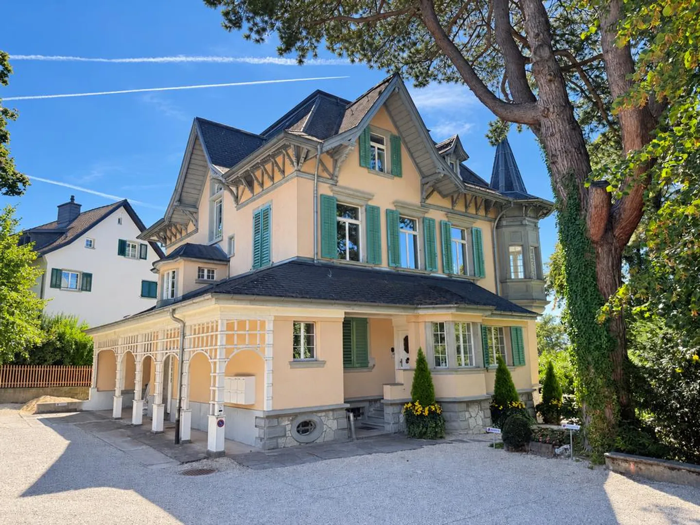 Stylish office spaces in a characterful villa in the heart of Zollikon - Photo 1 of 4