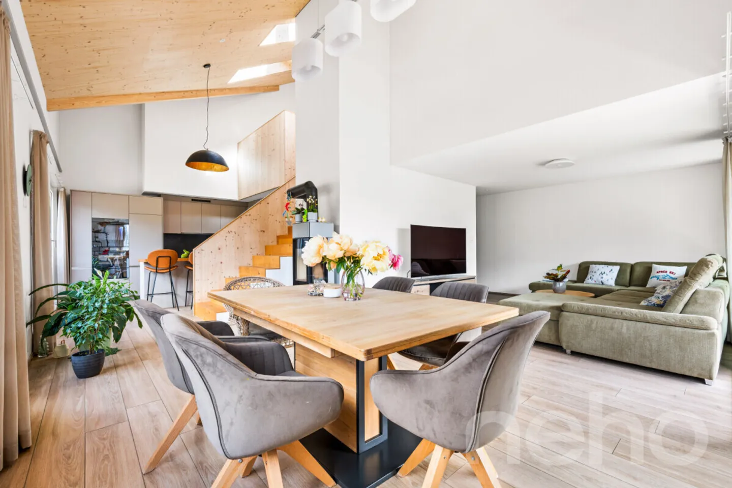 High-Quality Attic Maisonette with Alpine Chic Character - Photo 4 of 12