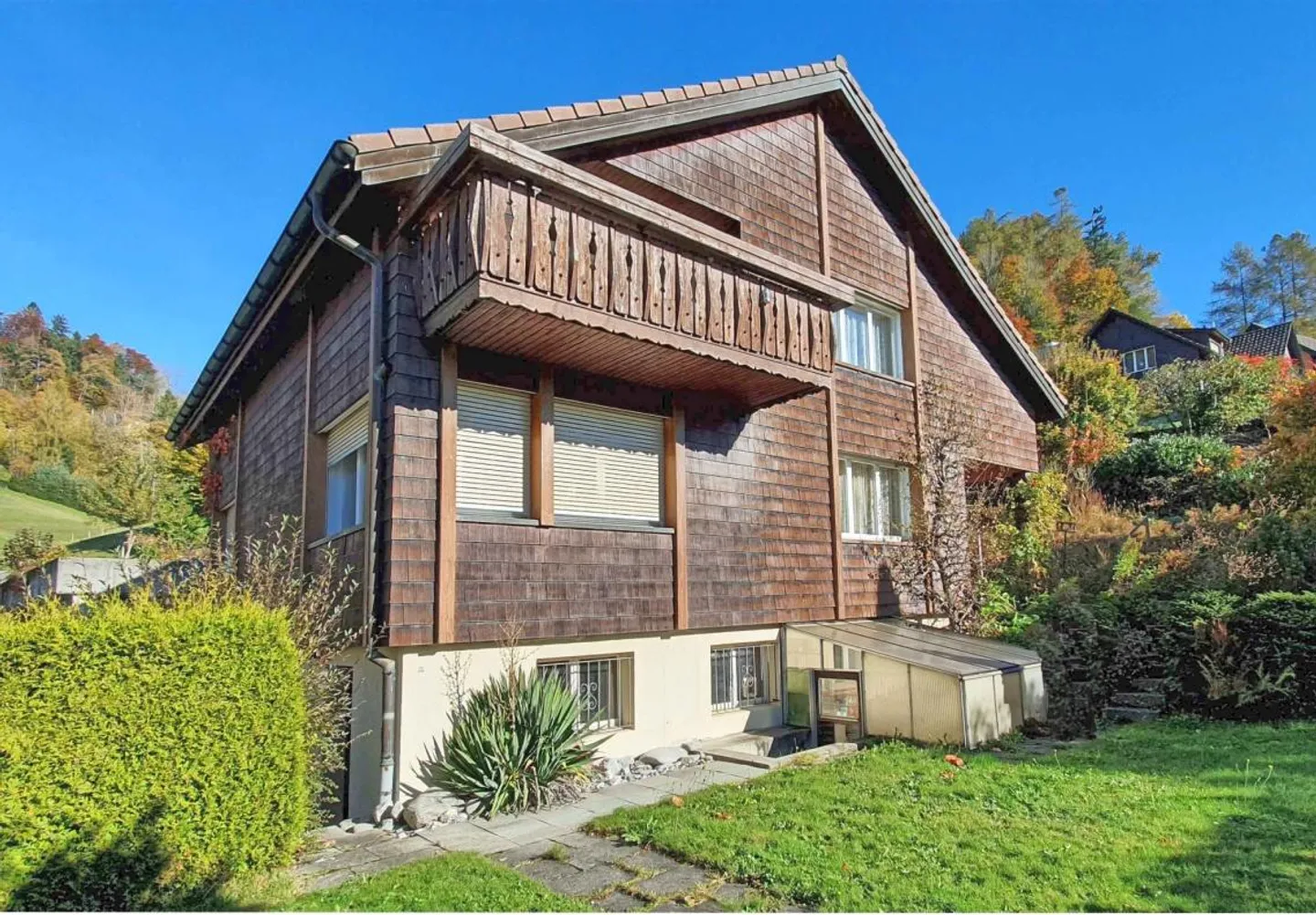 7 ½ Room Single-Family Home in a Prime Location with Renovation Project - Photo 4 of 5