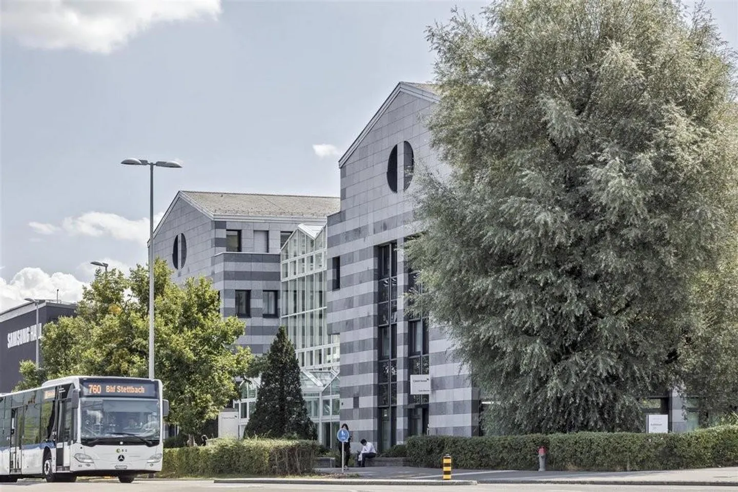 Spazi di stoccaggio diversi di fronte alla stazione ferroviaria di Stettbach - Foto 1 di 3